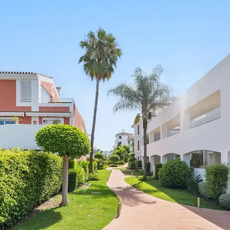 El Paraiso - With Sunny Terrace & Shared Pool * Estepona