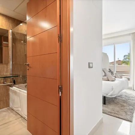 El Paraiso - With Sunny Terrace & Shared Pool Lejlighed